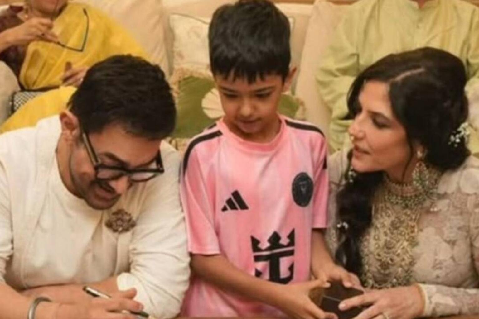 Aamir Khan with his wife Gauri Spratt in a public event