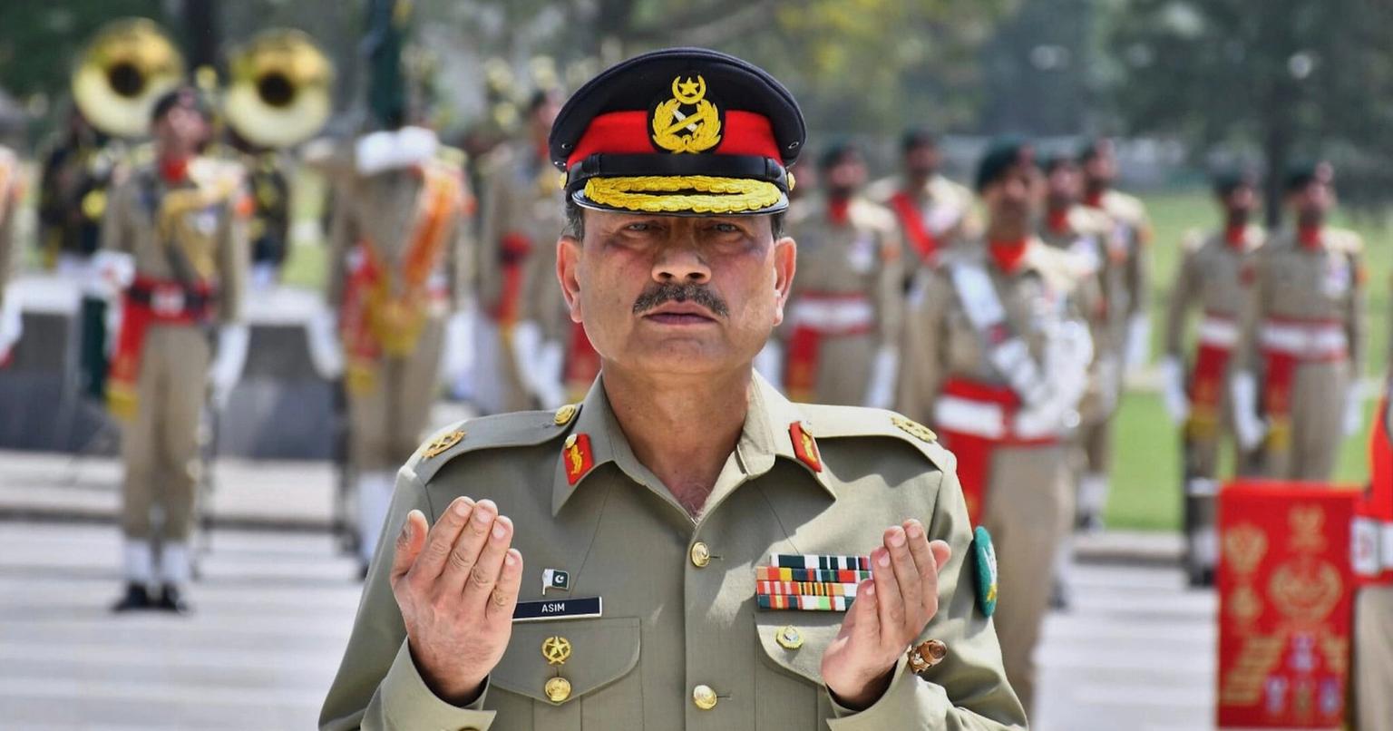 Pakistan army chief Asim Munir meeting with IRGC head Ahmad Vahidi in a formal setting