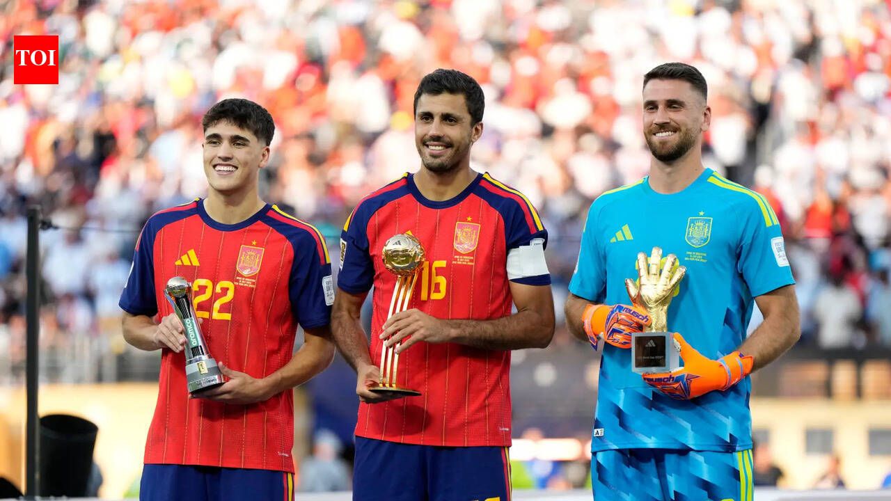 Spanish players posing with their individual awards