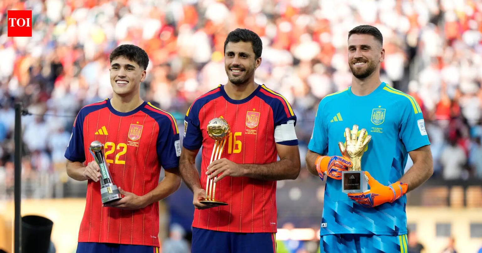 Spanish players posing with their individual awards
