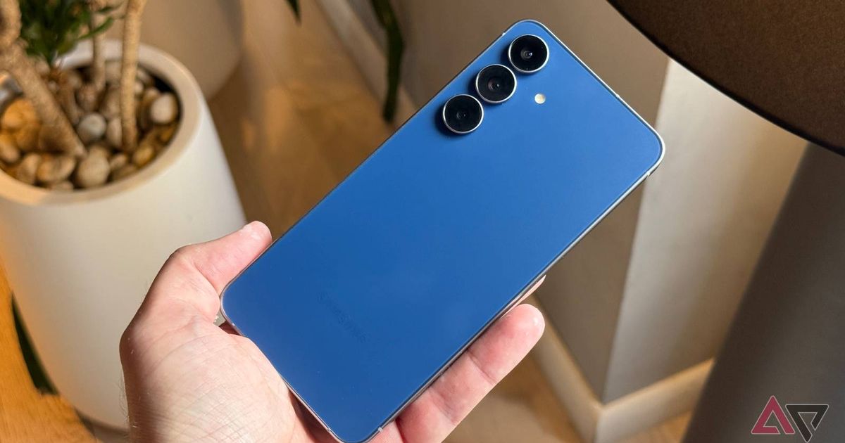Samsung's Galaxy S25 FE is finally worth taking a look at thanks to this aggressive discount