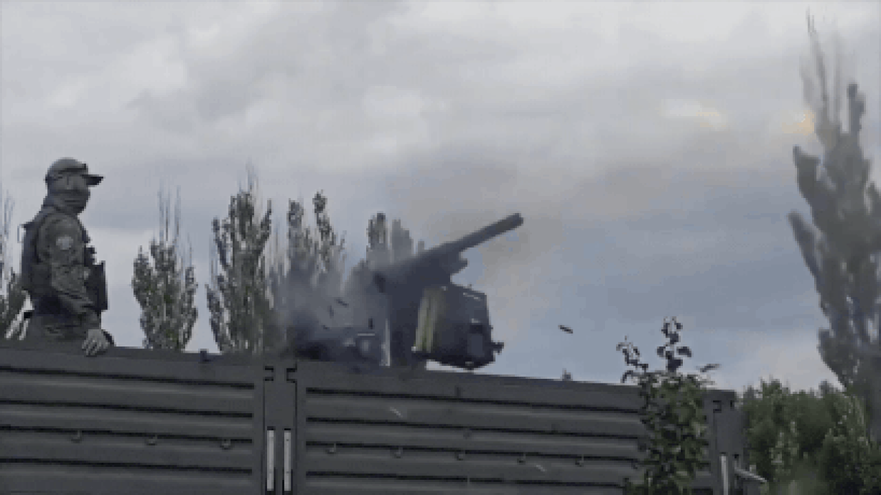 Russian soldier struggling to control machine gun