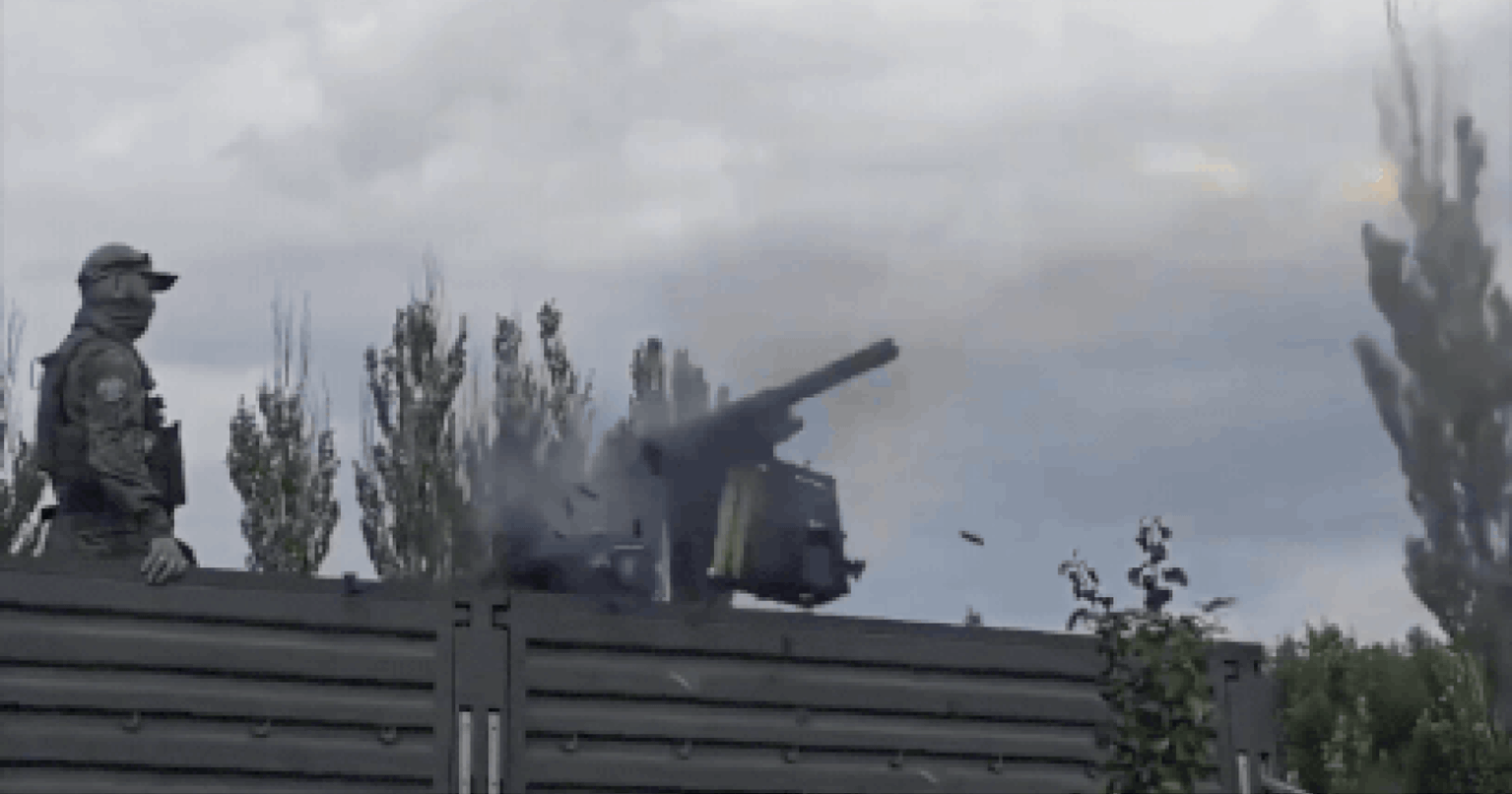 Russian soldier struggling to control machine gun