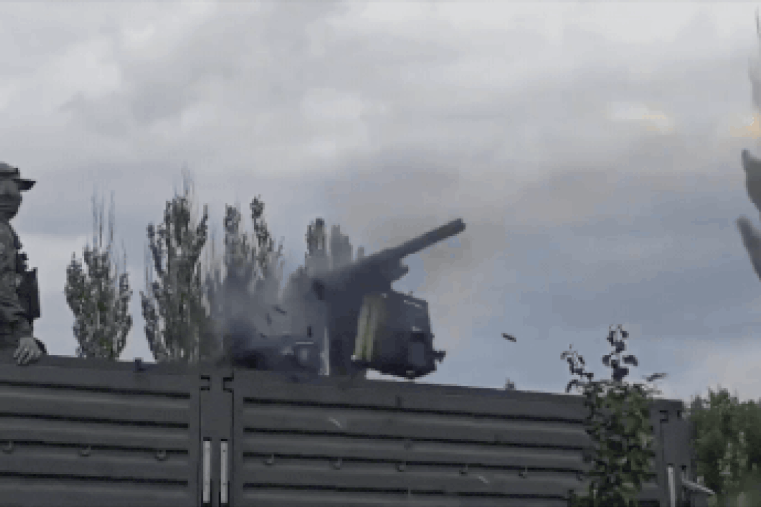 Russian soldier struggling to control machine gun