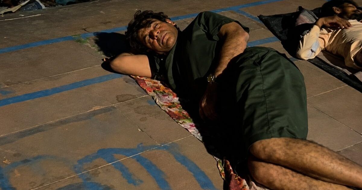 Sunil Grover Sleeps On Road Near A Riverbank, Viral Video Leaves Fans Shocked | Watch