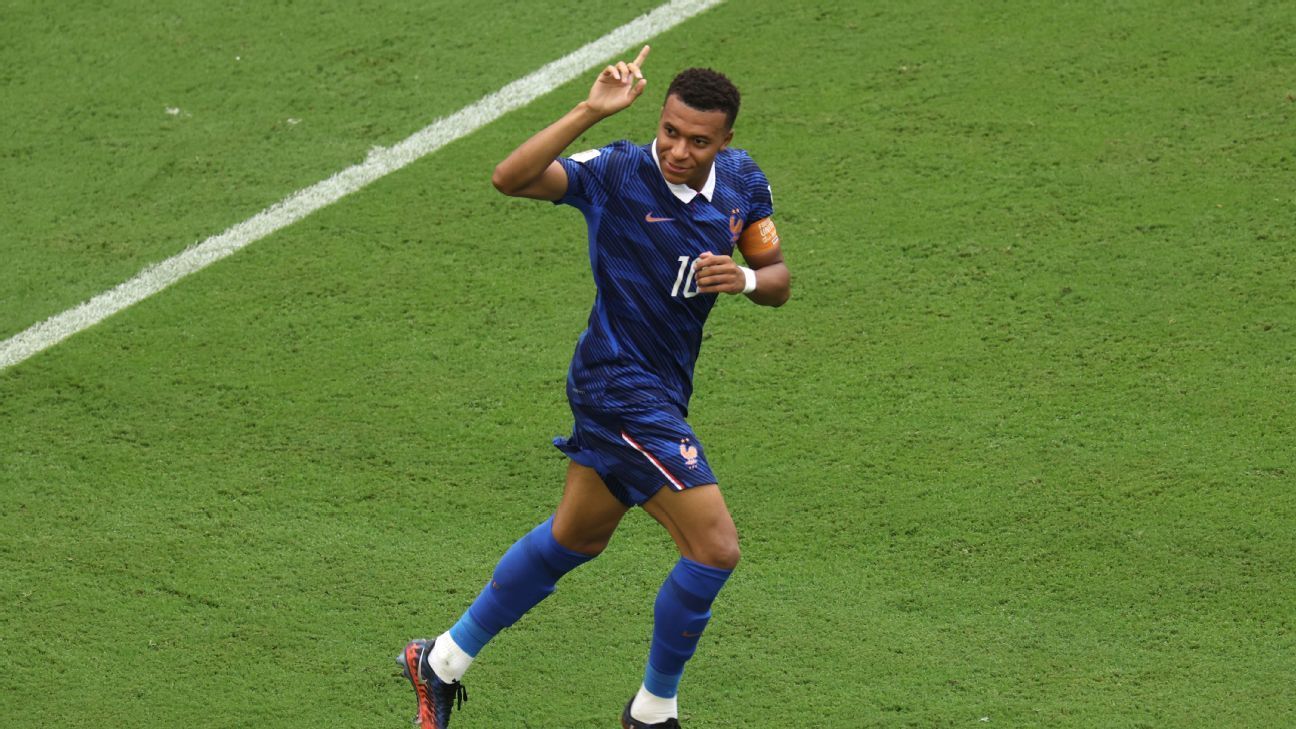 France and England players in action on the field