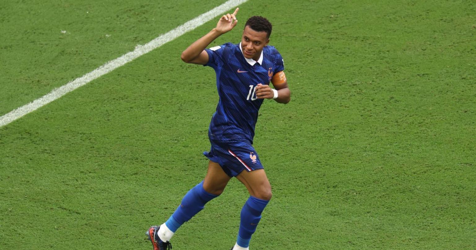 France and England players in action on the field