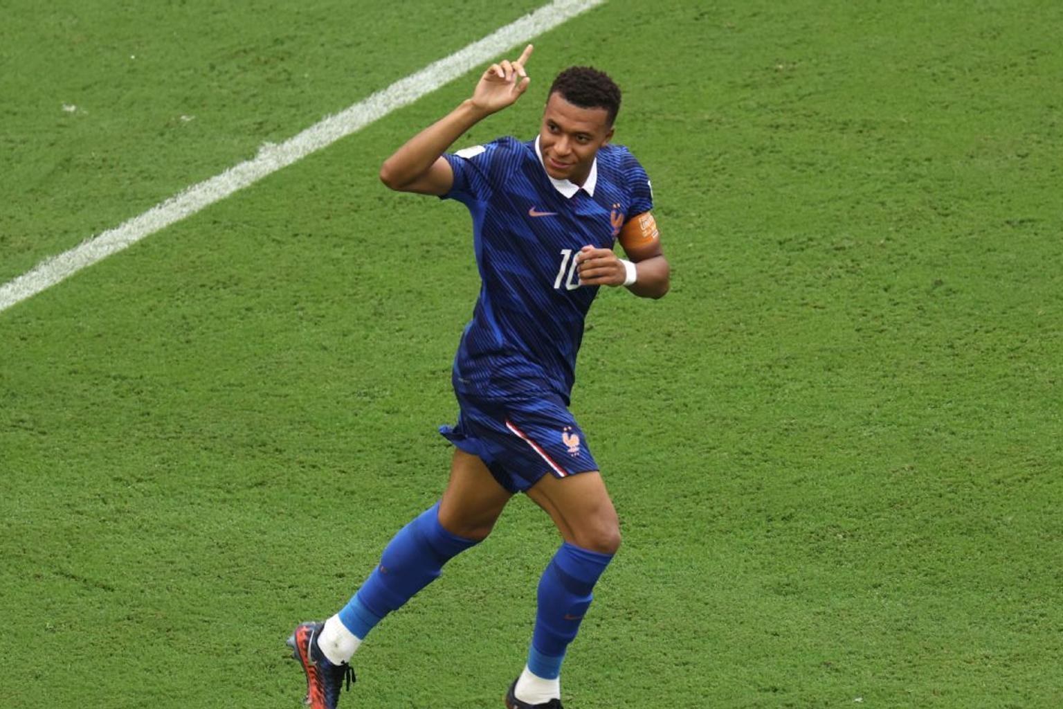 France and England players in action on the field