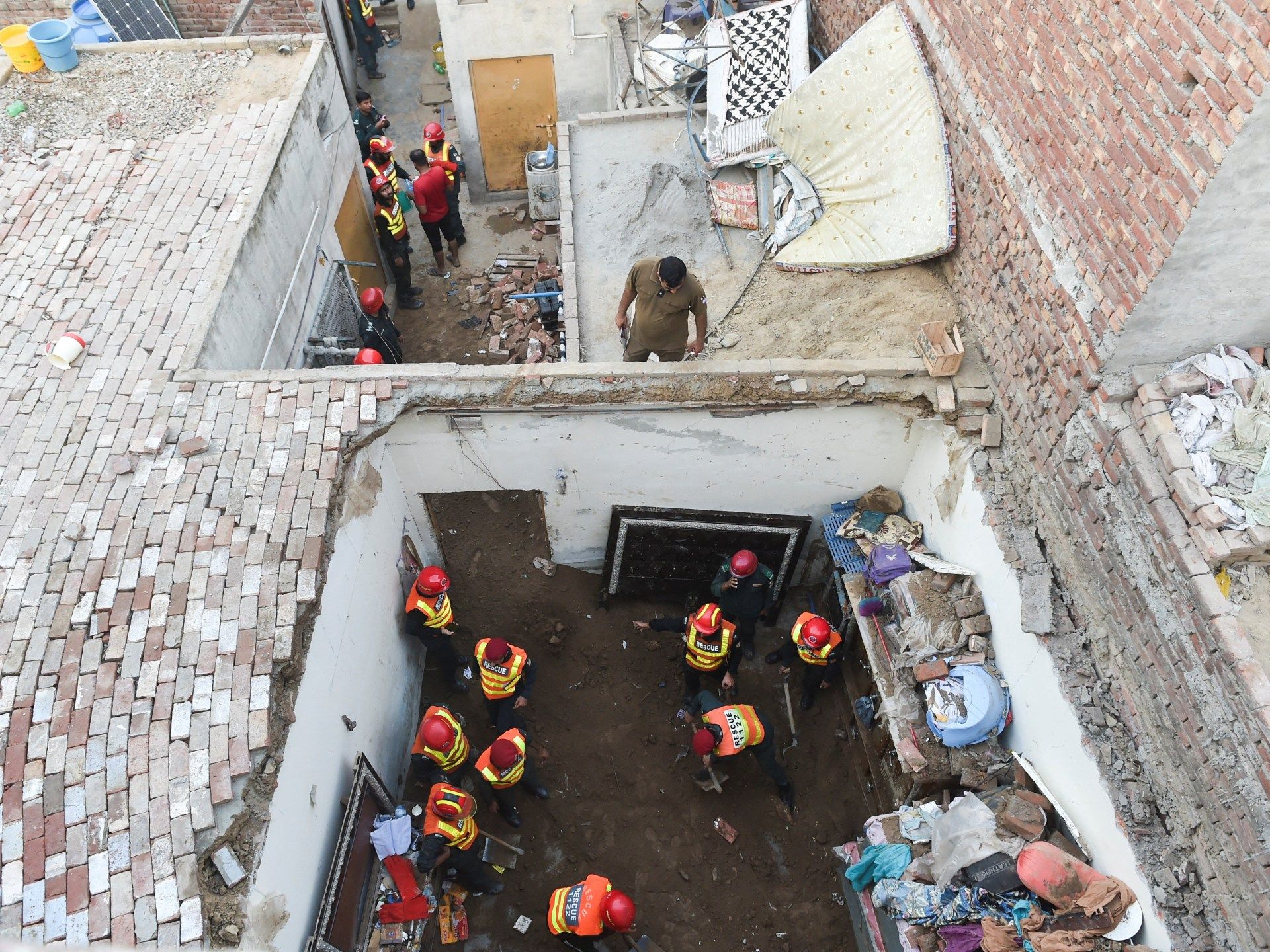 At least 14 children killed after roof of Pakistan tuition centre collapses