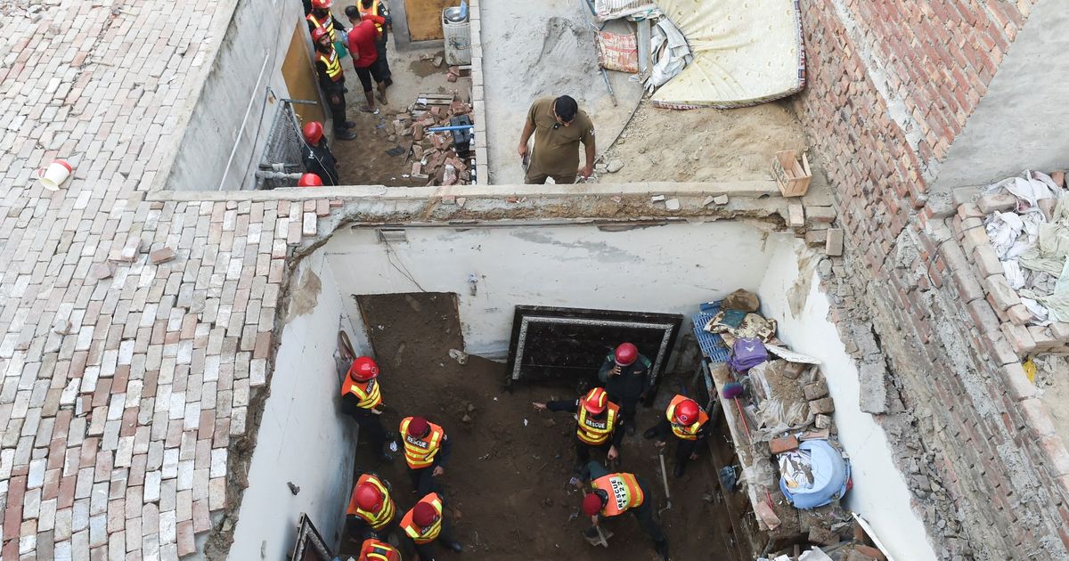 At least 14 children killed after roof of Pakistan tuition centre collapses