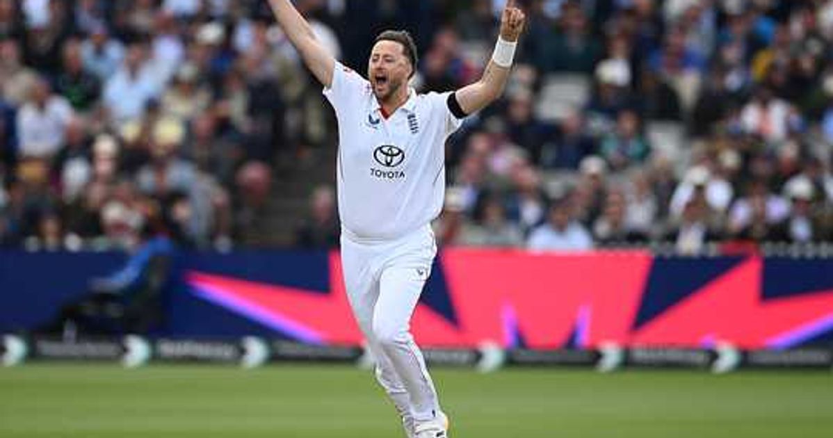 Jamieson, Robinson headline 16-wicket opening day mayhem
