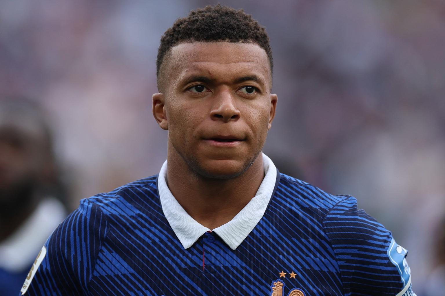 Who is leading the race for the FIFA World Cup 2026 Golden Boot award?