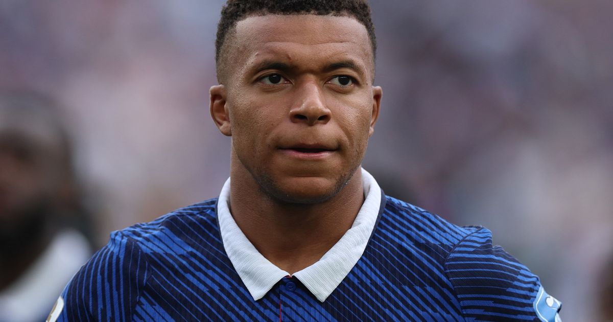 Who is leading the race for the FIFA World Cup 2026 Golden Boot award?