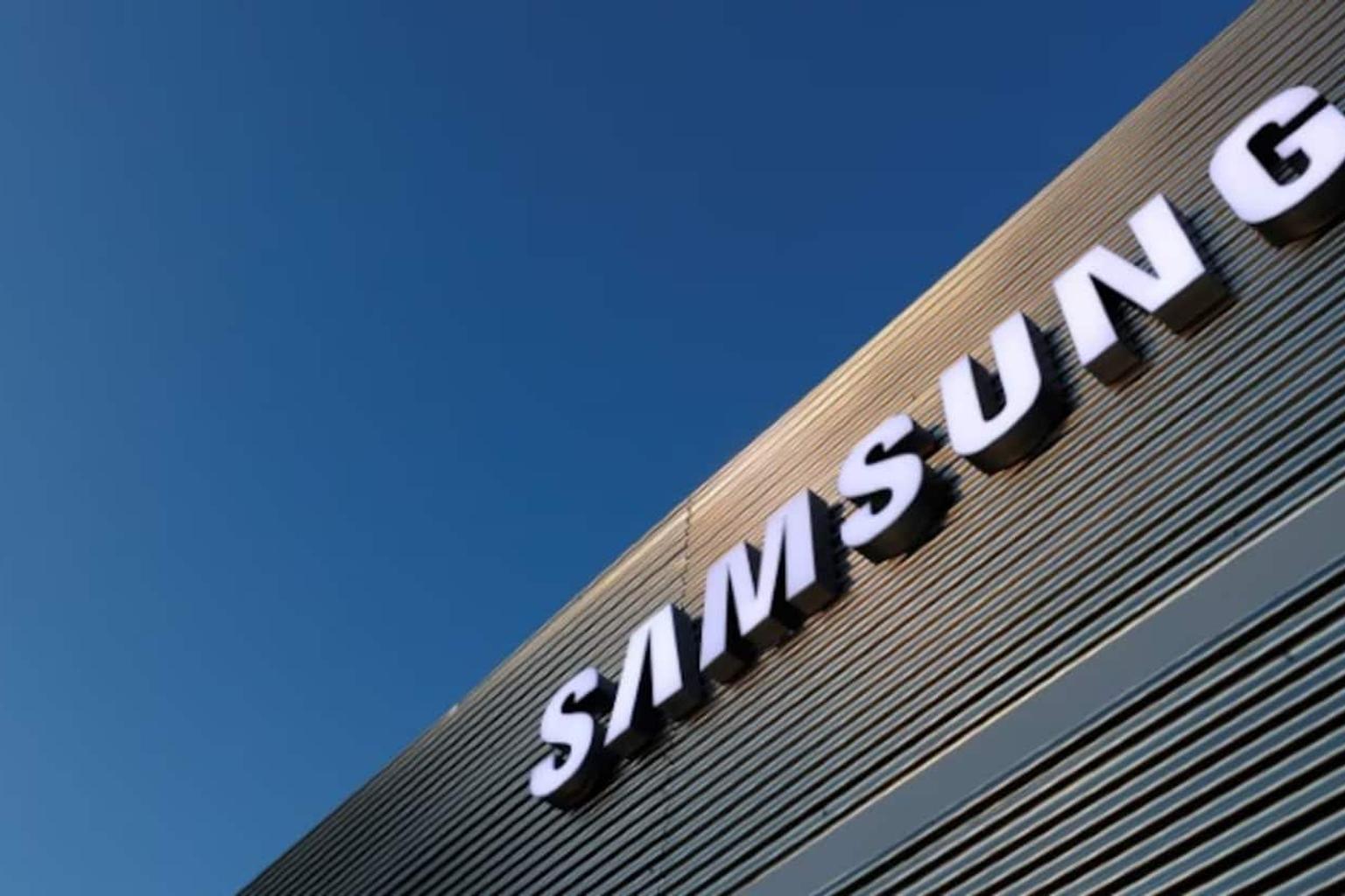 Samsung employees working in a US office