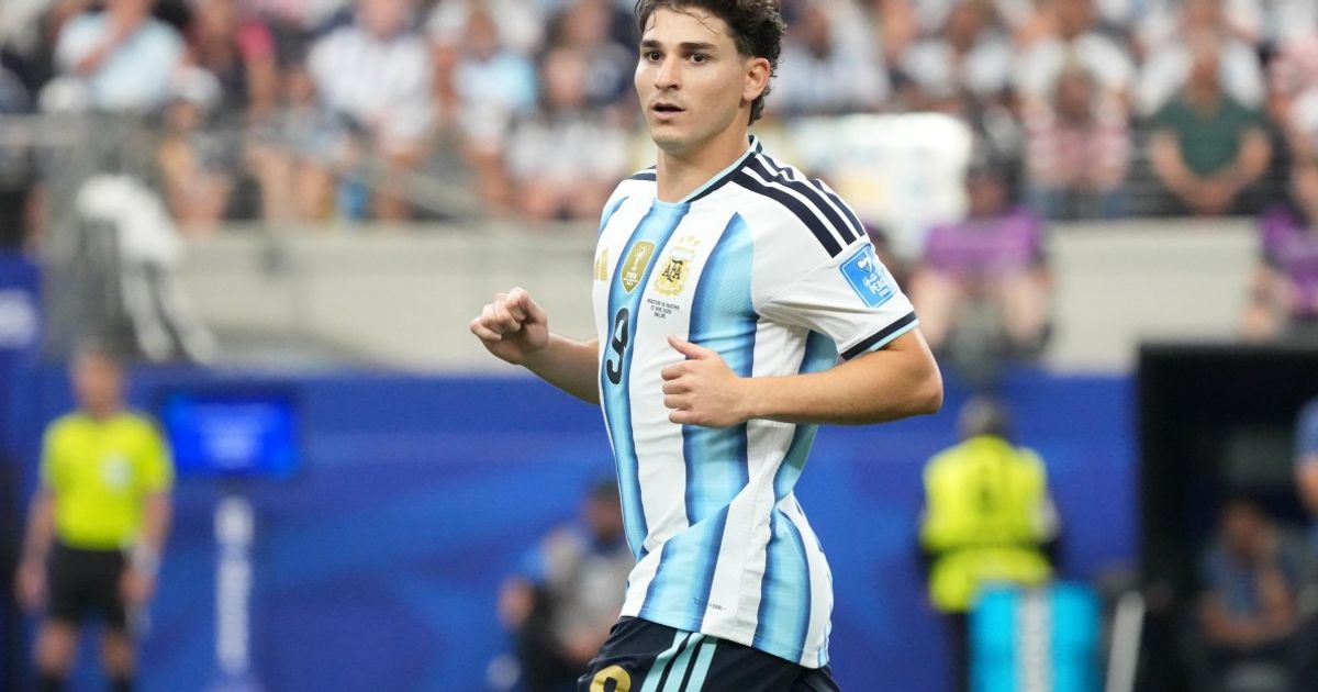 What’s going on with PSG and Barcelona target Julian Alvarez?