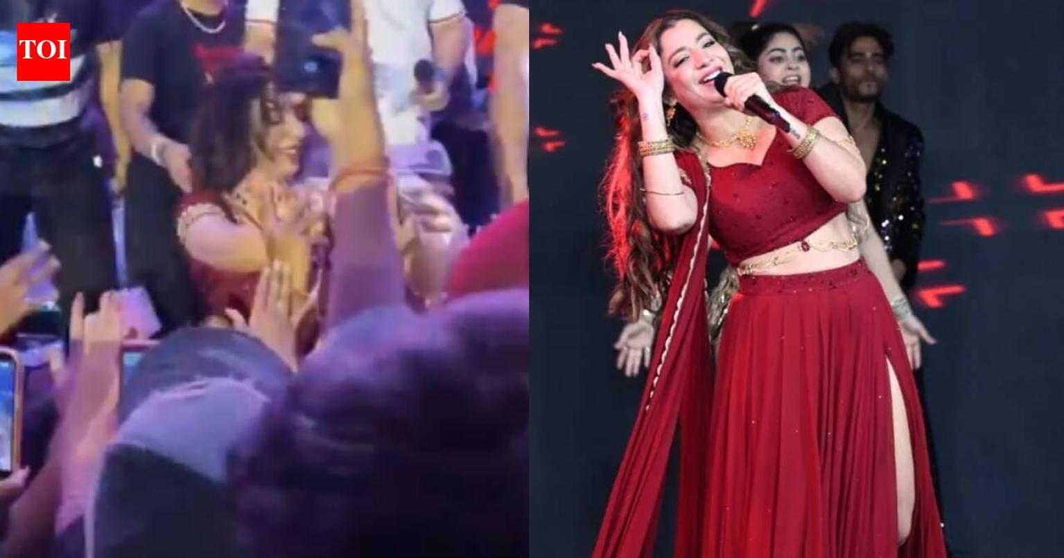 Jasmine Sandlas interacting with crowd at concert
