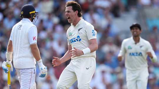 Henry double-strike gives New Zealand the edge after Phillips ton