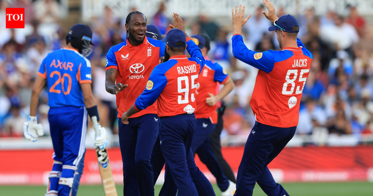 English cricket players celebrating their win over India
