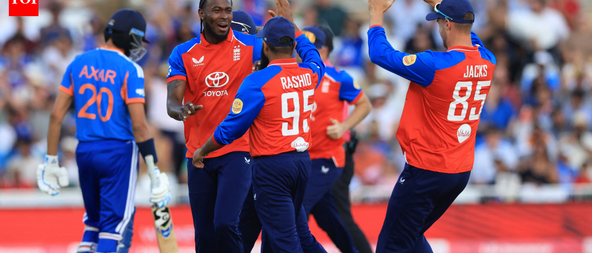 English cricket players celebrating their win over India
