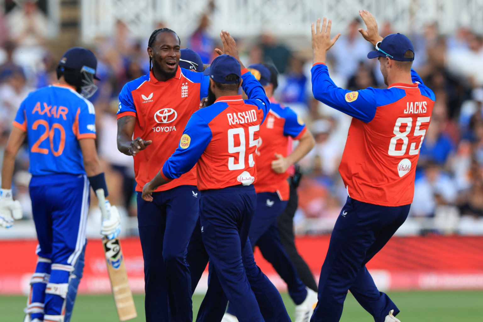English cricket players celebrating their win over India