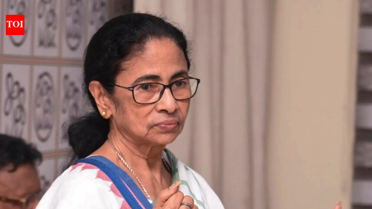 Mamata Banerjee and Congress leaders in a meeting