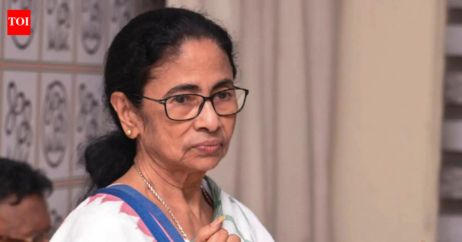 Mamata Banerjee and Congress leaders in a meeting