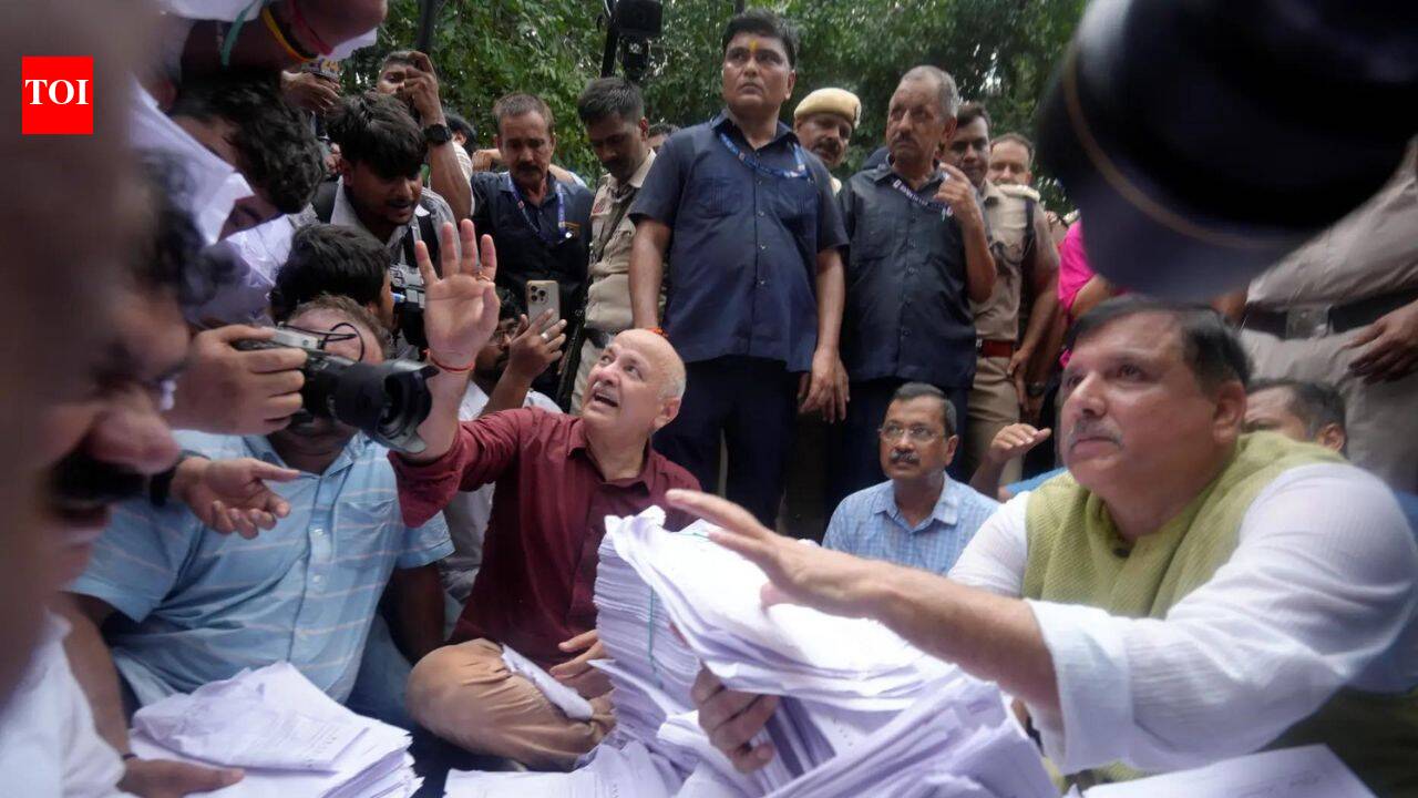 AAP leaders stopped by police during protest march in New Delhi