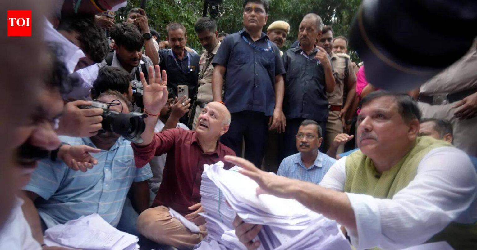 AAP leaders stopped by police during protest march in New Delhi
