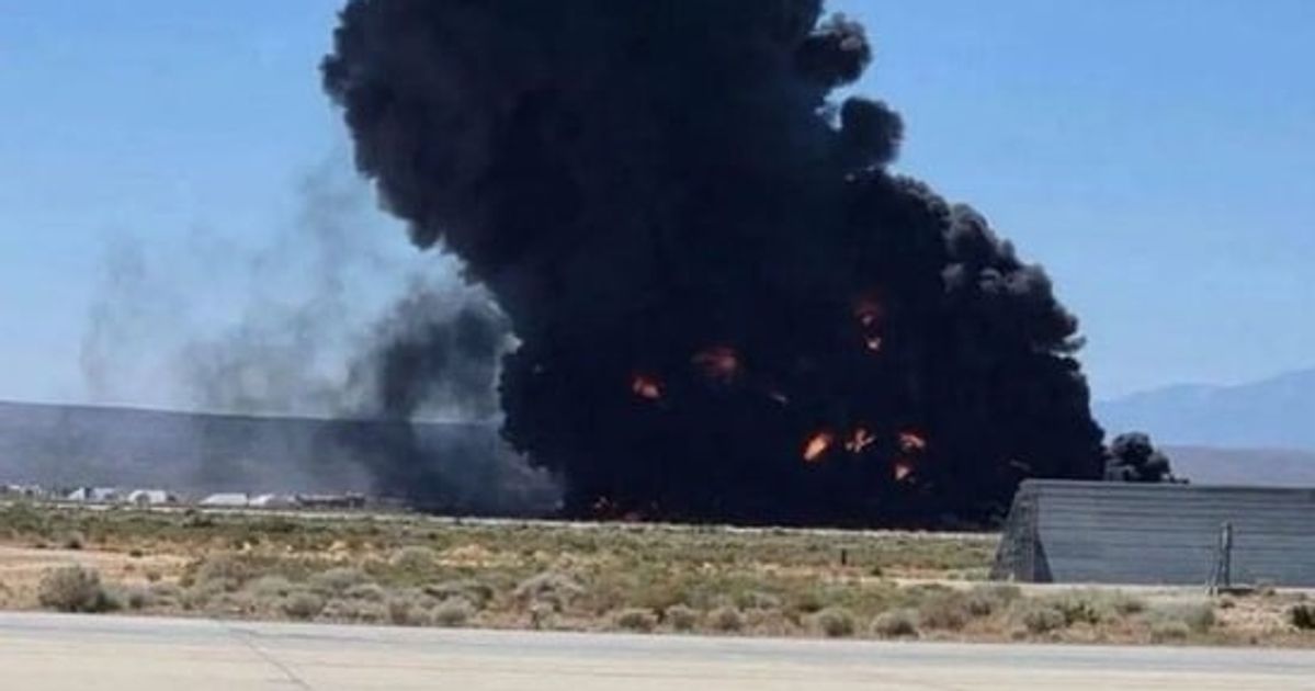 Massive smoke seen as B-52 bomber crashes at California Edwards AFB | Videos