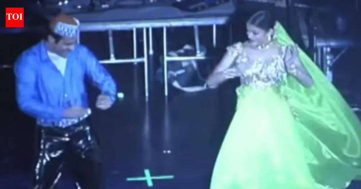 Aishwarya Rai, Akshaye Khanna's stage performance in Miami on 'Taal' song goes viral, netizens react - WATCH VIDEO