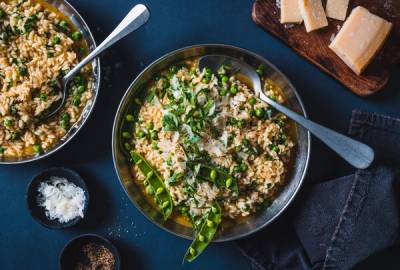 Risotto laget med kyllingkraft