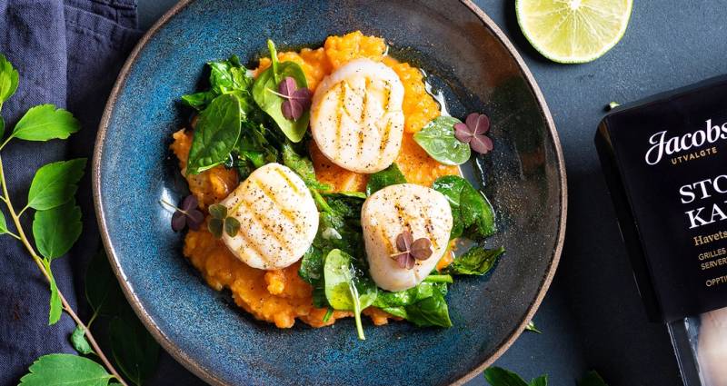 Kamskjell med gulrotpure i skål