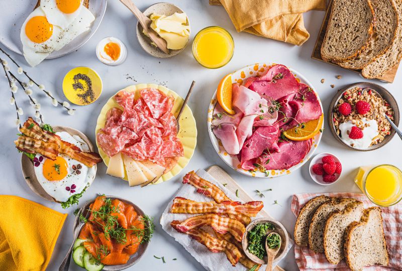 Påskefrokost med egg, bacon, juice og pålegg