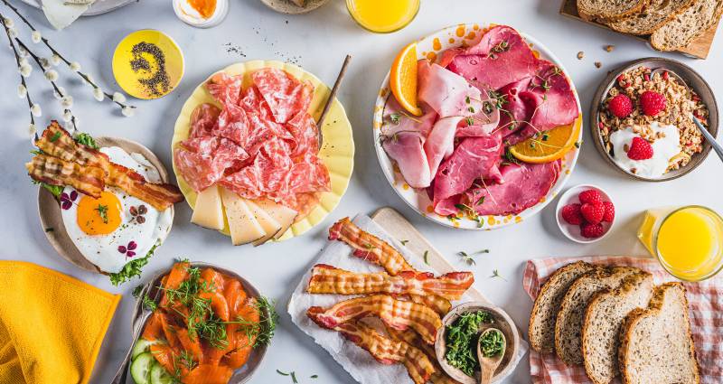 Påskefrokost med egg, bacon, juice og pålegg