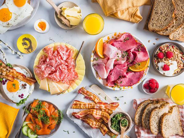 Påskefrokost med egg, bacon, juice og pålegg