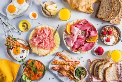 Påskefrokost med egg, bacon, juice og pålegg