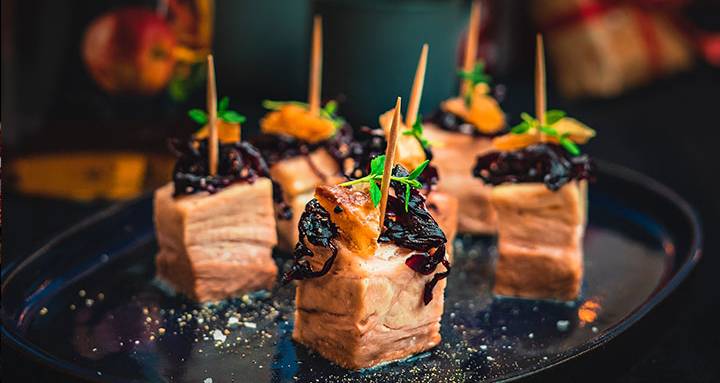 Gløggkokt ribbe servert som småretter