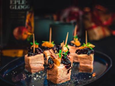 Gløggkokt ribbe servert som småretter