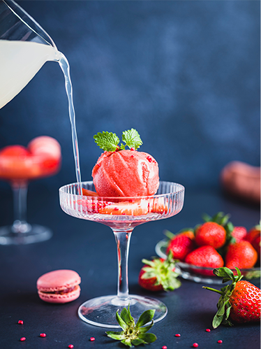Jordbærsorbetis i champagneglass med limonade fra Jacobs Utvalgte