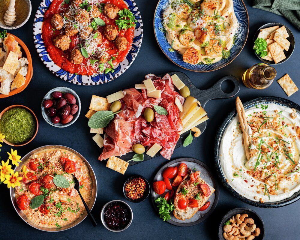 Bord fylt med tapasretter