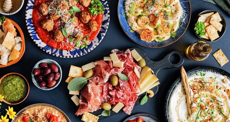 Bord fylt med tapasretter