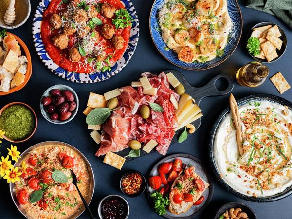 Bord fylt med tapasretter