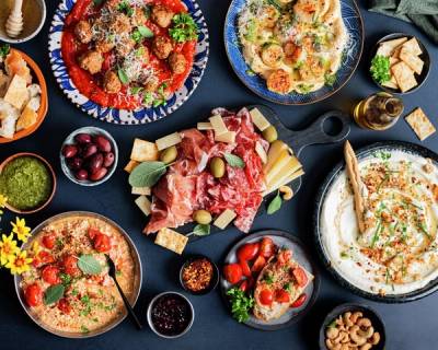 Bord fylt med tapasretter