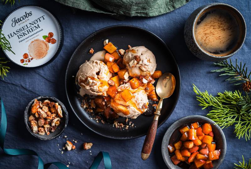 Hasselnøttis i skål med varme epler