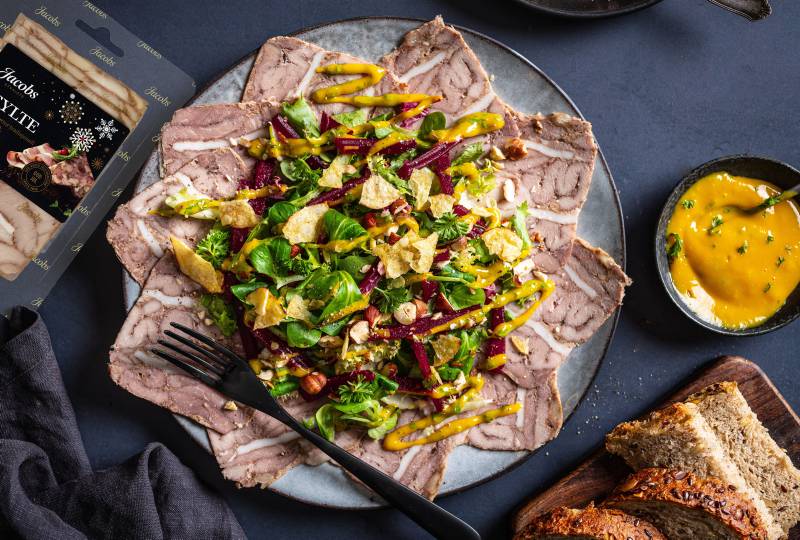 Sylte toppet med salat og sennep