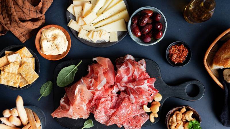 Tapasbord med ost og spekemat