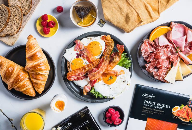 Påskefrokost med egg, bacon, juice og pålegg fra Jacobs Utvalgte