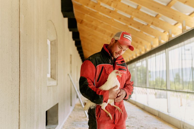 Bonde har høna på armen - fra Skoug gård