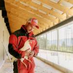 Bonde har høna på armen - fra Skoug gård