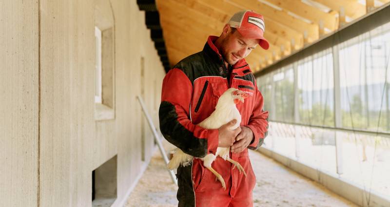 Bonde har høna på armen - fra Skoug gård